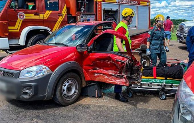 Idoso fica ferido em colisão lateral na Avenida Willy Barth