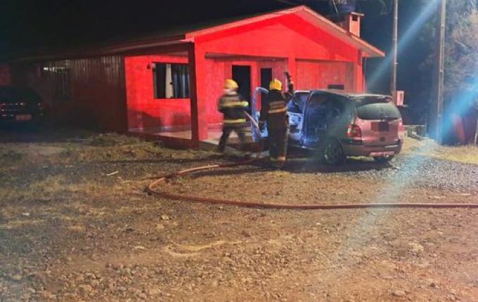Incêndio atinge veículo no centro de Campo Erê durante a madrugada