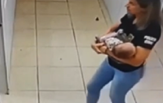 Policial embala bebê enquanto mãe, vítima de violência, é atendida; Veja