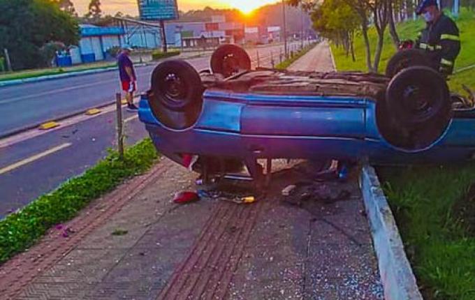 Capotamento seguido de choque em poste deixa dois feridos em SMOeste