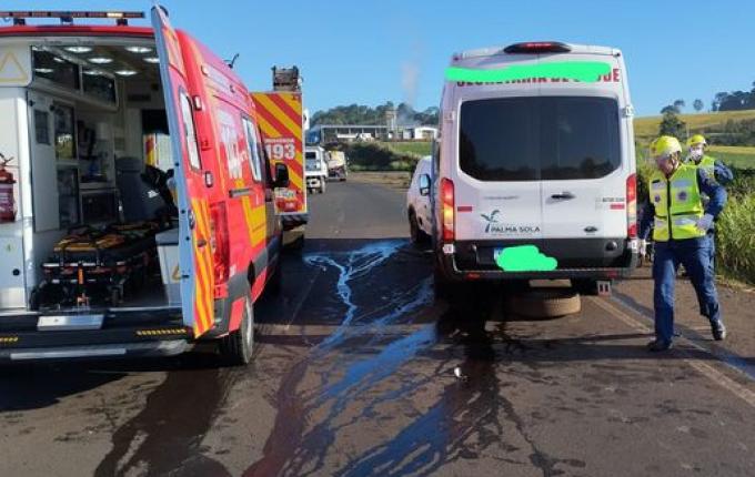 Van da Saúde de Palma Sola se envolve em grave acidente na BR-282
