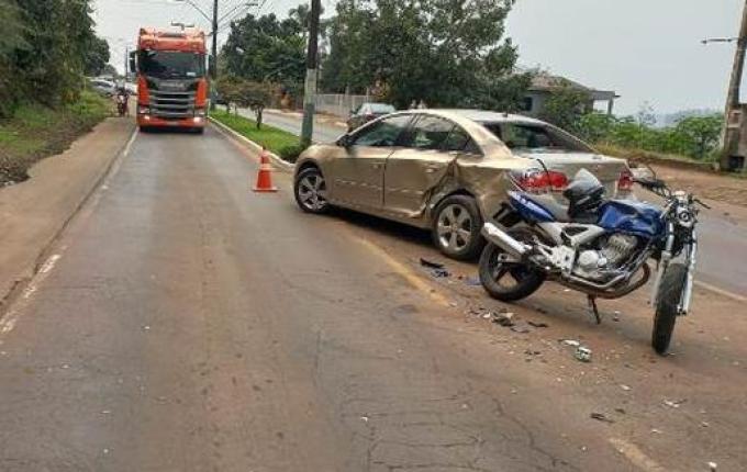 Motociclista sofre ferimentos em colisão lateral na Avenida Porto Feliz, em Mondaí