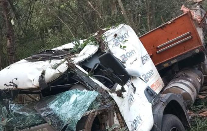 Caminhoneiro escapa ileso após carreta capotar em ribanceira na BR-282