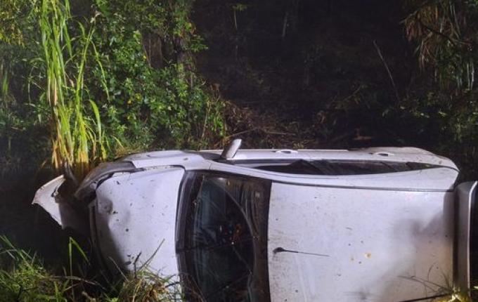 Saída de pista seguida de capotamento em ribanceira é registrada em SJCedro