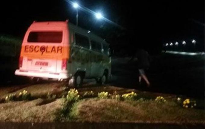 Jovem furta Kombi, bate em canteiro na fuga e acaba preso