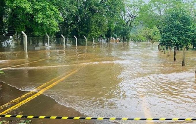 Vídeo: Ponte na ITG 070 em Itapiranga fica submersa e passagem é interrompida