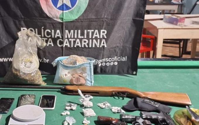 PM prende suspeitos de tráfico em Dionísio Cerqueira com drogas e armas