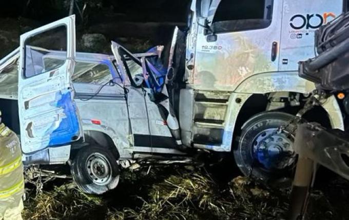Batida entre carreta e van deixa nove mortos no norte de MG