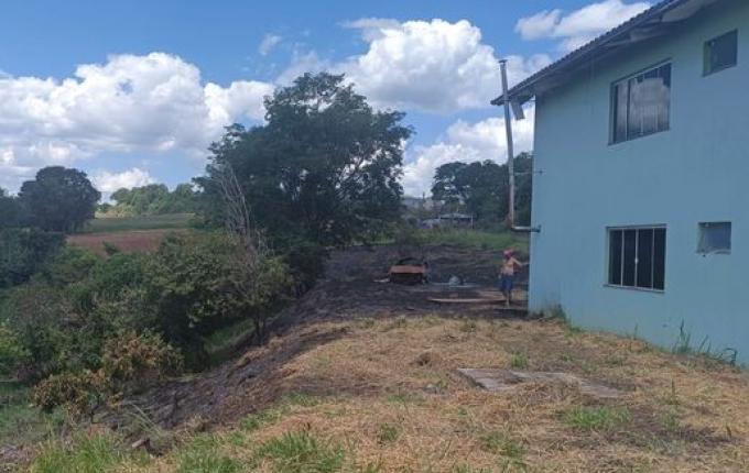 Incêndio destrói carro e atinge vegetação em São Miguel do Oeste