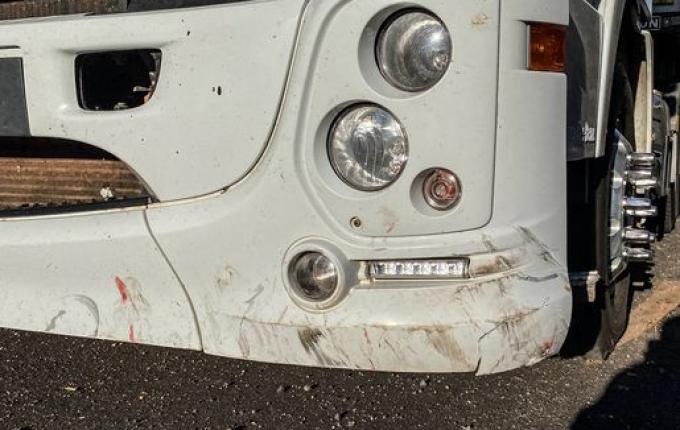 VÍDEO: Carreta passa por cima de moto e motociclista fica levemente ferido