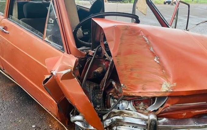 VÍDEO: Carro sai da pista e colide contra árvore na SC 163