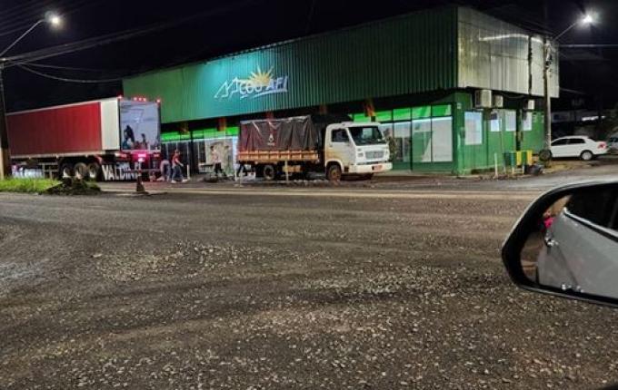 Moradores e comerciantes retiram materiais e pertences devido cheia do Rio Uruguai