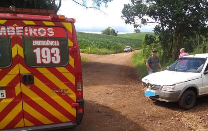 Motociclista fica ferido em acidente contra carro no interior