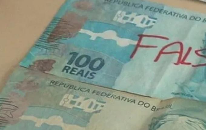 Homem preso por usar notas falsas paga fiança com elas e é preso novamente em SC