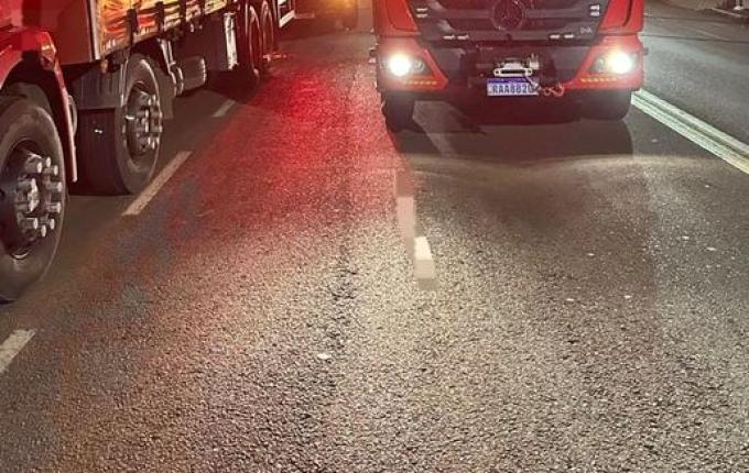 Mulher fica ferida em colisão entre caminhão e motocicleta em Maravilha