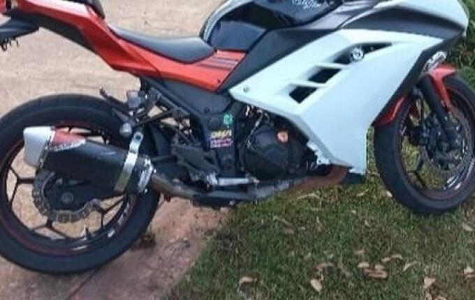 Motociclista foge da PM, cruza sinal vermelho e quase atropela casal em Dionísio Cerqueira