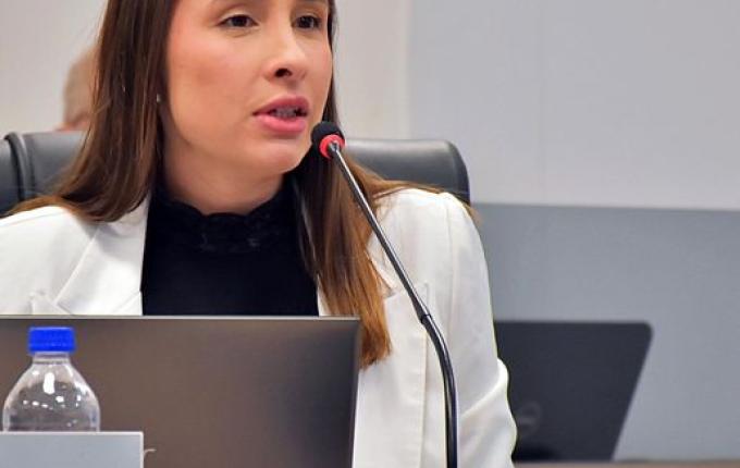 Vereadora de SMO pede ampliação de abono para servidores que acompanham familiares ao médico