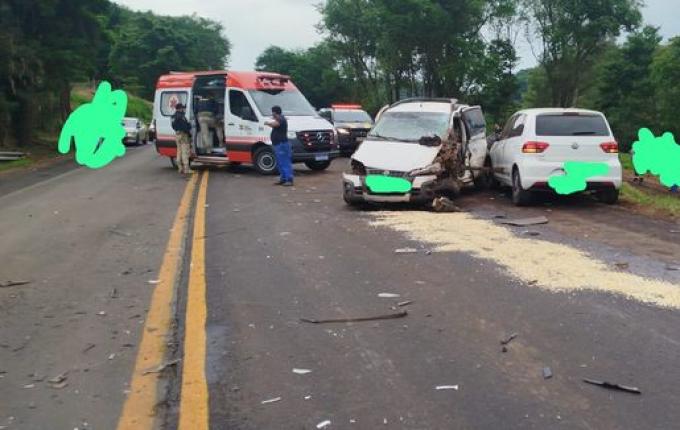 Acidente entre moto, caminhão e três carros deixa um morto na BR 282