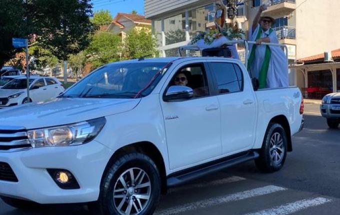 Padre abençoa São Miguel do Oeste em procissão pelo centro e bairros