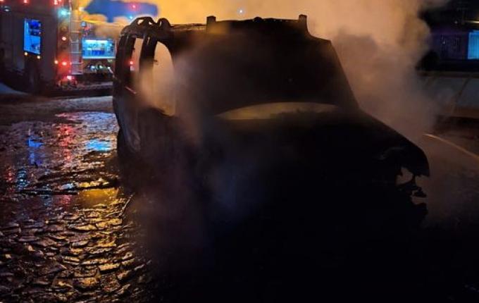 Veículo é destruído por incêndio em Princesa