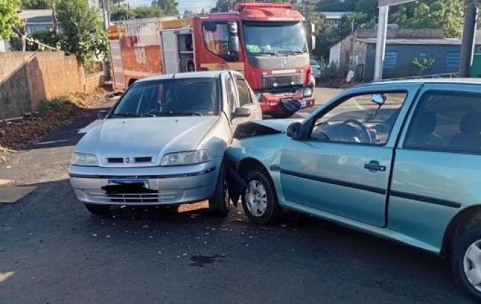 Colisão entre dois carros deixa três feridos em Campo Erê