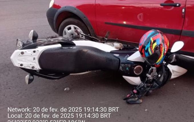 Colisão entre carro e moto deixa homem ferido em Campo Erê