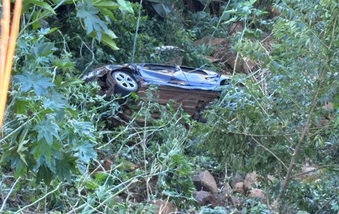 Motorista sai ileso após capotar veículo em ribanceira de cerca de 30 metros no interior de São Miguel do Oeste
