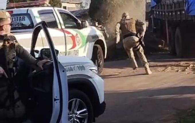 Motorista atravessa fronteira, foge da PM e abandona caminhão após acidente em Dionísio