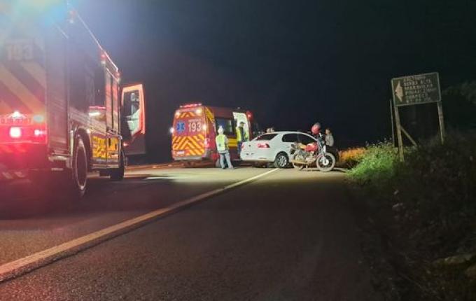 Colisão envolve carro e moto no entroncamento da SC 160 com a SC 305