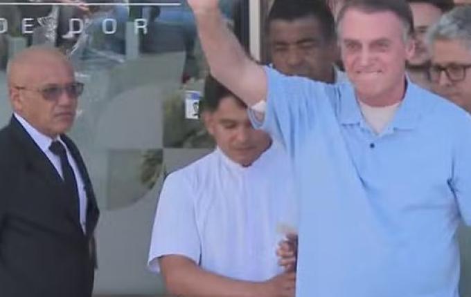 Bolsonaro tem alta três semanas após cirurgia para desobstruir intestino