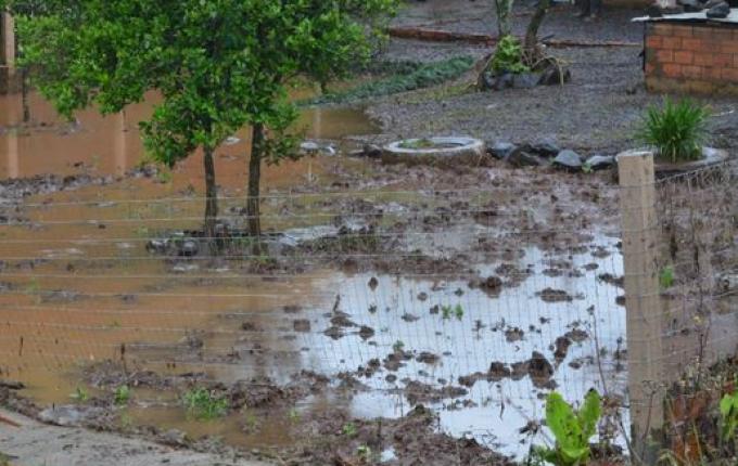 Forte chuva provoca alagamentos em vários municípios da região
