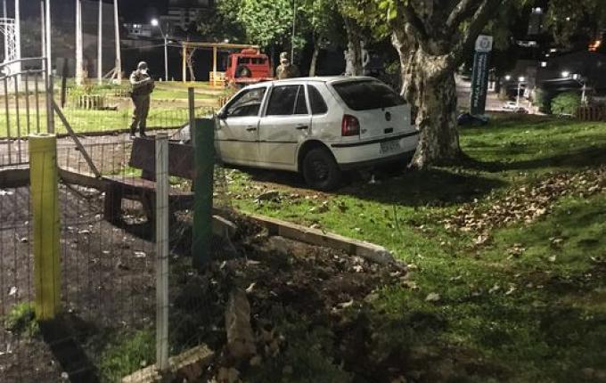 VÍDEO: Motorista invade praça e foge do local em São Miguel do Oeste