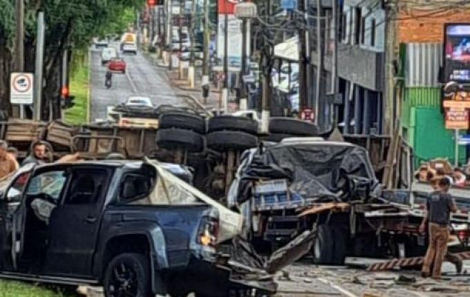 Carreta provoca grave acidente, atinge oito veículos e deixa feridos graves em Chapecó