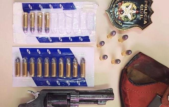 Polícia Civil cumpre mandado de busca domiciliar e apreende arma de fogo e munições