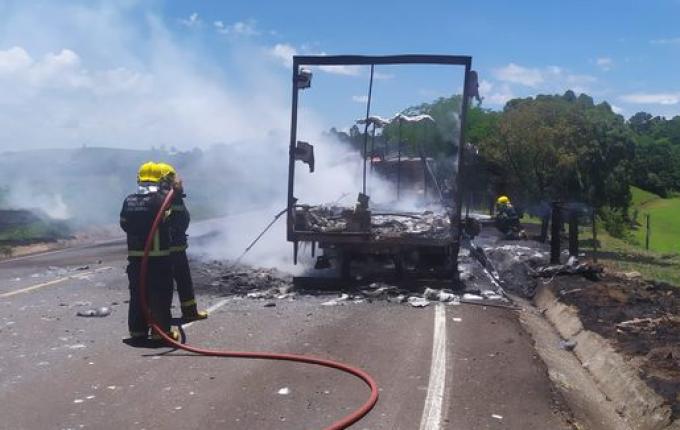 Caminhão pega fogo na SC-157 e mobiliza bombeiros em SLOeste