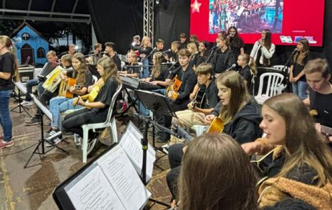 Natal da Gente reúne grande público na praça central de SMOeste
