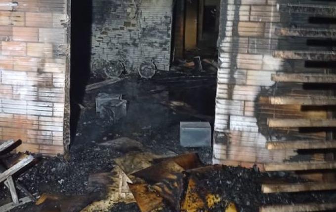 Incêndio em fábrica mobiliza socorristas de Modelo, Pinhalzinho e Saudades