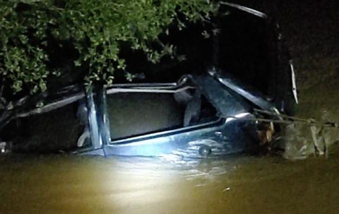 VÍDEO: saída de pista seguida de capotamento deixa ao menos três feridos em Princesa