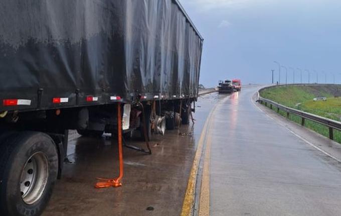 Colisão entre dois caminhões bloqueia trecho da BR-163 em SJCedro