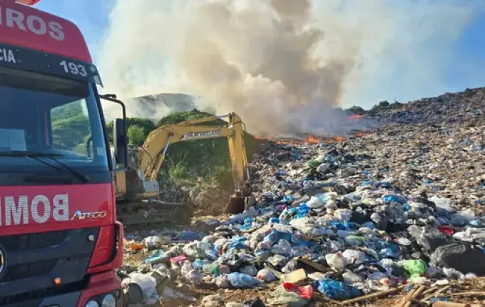 Bombeiros combatem incêndio em aterro sanitário no interior de Xaxim