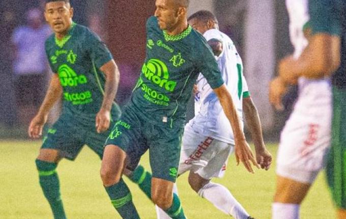 Com um a menos, chape faz gol nos últimos segundos e vence o Concórdia