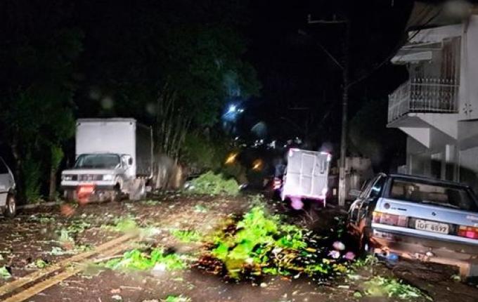 Fortes ventos e chuva causam transtornos em Itapiranga