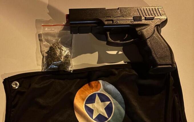 Motorista sem CNH foge da PM e é flagrado com maconha e simulacro de arma em Palma Sola