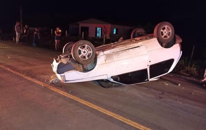 Capotamento seguido de colisão frontal deixa homem ferido na SC-305 em São Lourenço do Oeste