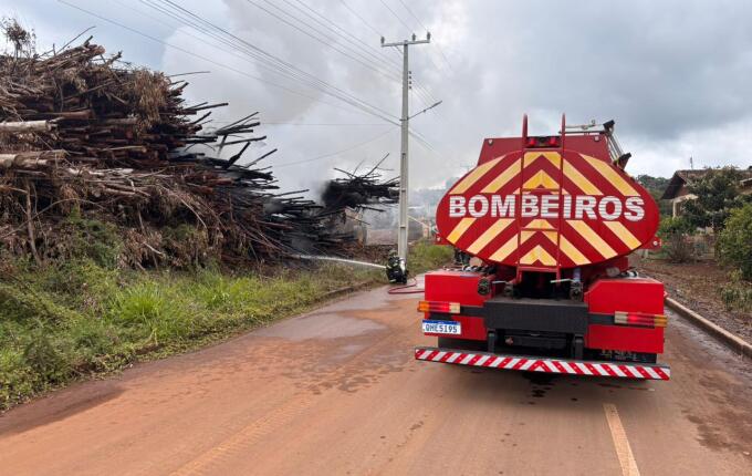 Incêndio atinge pilha de eucaliptos em madeireira de São Miguel do Oeste