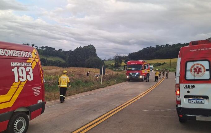 Saída de pista seguida de capotamento deixa dois feridos na BR-163 em Dionísio Cerqueira