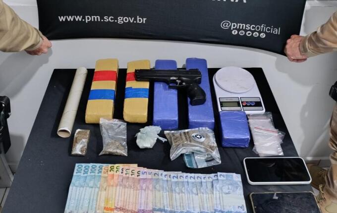 PM prende dois suspeitos e apreende maconha e cocaína em Guaraciaba e São José do Cedro