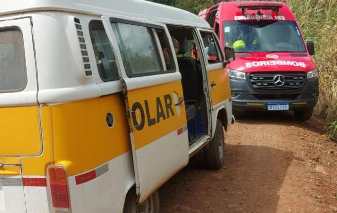 Porta de Kombi escolar se abre durante o trajeto e criança cai de dentro do veículo