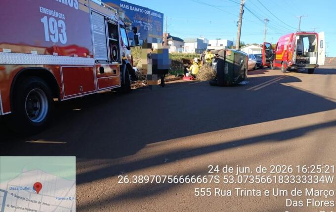 Carro capota ao atingir veículo estacionado em Campo Erê