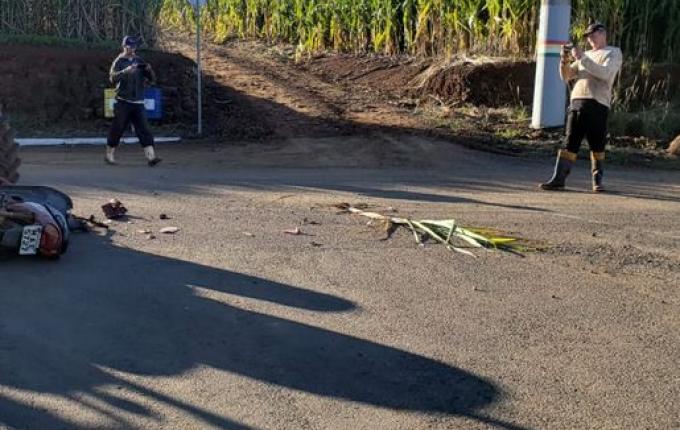 Colisão frontal entre moto e trator deixa rapaz ferido na linha Cristo Rei